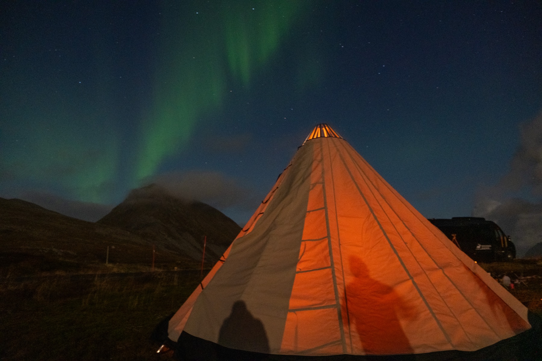 The lavvu beneath the aurora